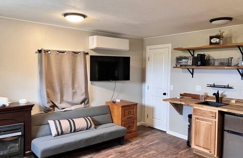 Lovell Cabin | Quiet Studio Cabin- with farm and mountain vistas between Lovell & Cowley WY,
