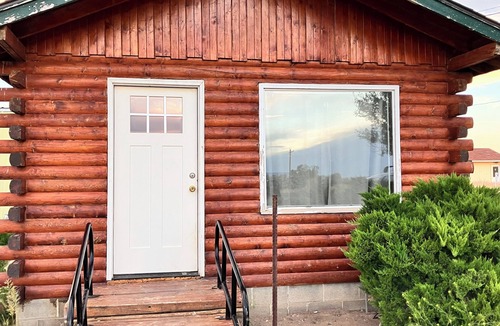 Lovell Cabin | Quiet Studio Cabin- with farm and mountain vistas between Lovell & Cowley WY,
