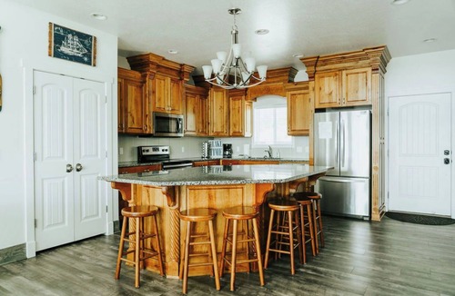 Harbor Village House | Raspbeary Retreat | 6BR Sleeps 32 | Hot Tub, Putting Green, 22ft Slide & Game Room