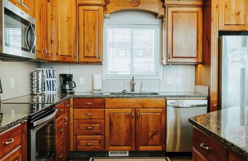 Harbor Village House | Raspbeary Retreat | 6BR Sleeps 32 | Hot Tub, Putting Green, 22ft Slide & Game Room