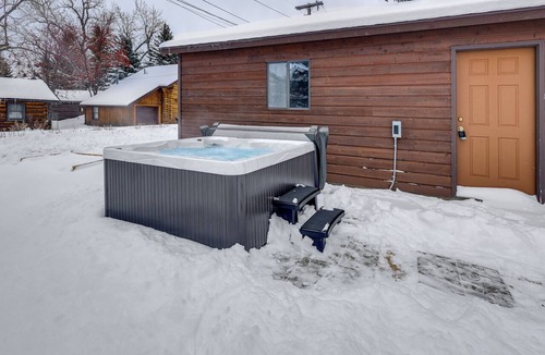 Red Lodge Cabin | Red Lodge Cabin w/Hot Tub ~ 1/2 Mi to Downtown!