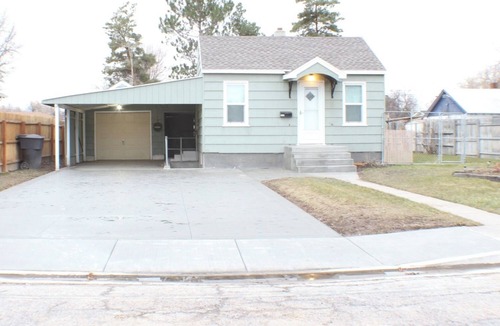 American Falls House | Reel Relaxation: Fisherman’s Hideaway on Shore with Ample Driveway Parking