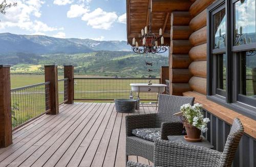 Alpine House | Remodeled Cabin with Pool Table and Hot-Tub in Wyoming