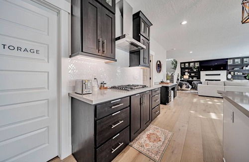 West Jordan House | Remodeled luxury home, sleeps 18, 2 Full Kitchens, 30 Min to Skiing and more!