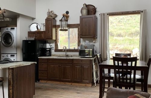 Gardiner House | Reserve 2,3 or all 4 cabins on 13acre horse ranch 5 mins from Yellowstone