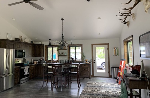 Gardiner House | Reserve 2,3 or all 4 cabins on 13acre horse ranch 5 mins from Yellowstone