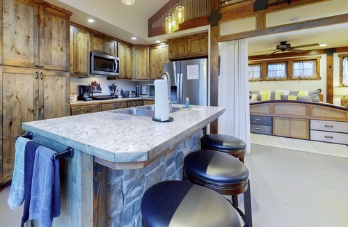 Cle Elum Cabin | Restful rustic with scenic outdoor area, fireplace, & washer/dryer