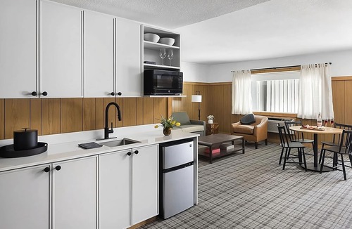 Jackson Hotel | Retro-Inspired Lodge w/On-Site Dining & Social Courtyard in Jackson Hole