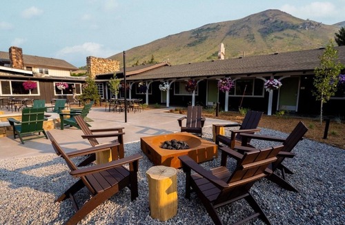 Jackson Hotel | Retro-Inspired Lodge w/On-Site Dining & Social Courtyard in Jackson Hole