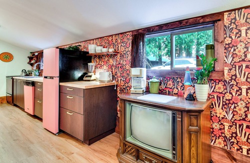 Rhododendron Cabin | Retro Rhododendron Retreat! Mt Hood Cabin