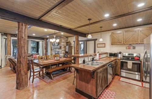 Last Chance House | Rising Sun Ranch - Sleeps 20, Hot Tub, Game Room, 35mi Yellowstone!