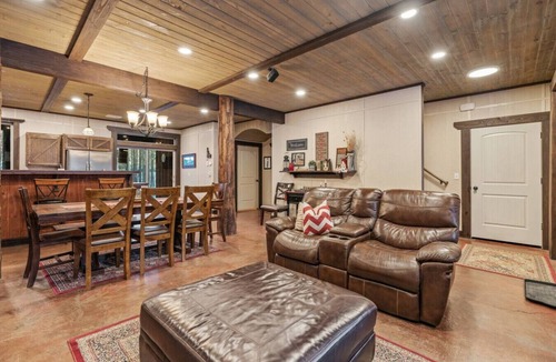 Last Chance House | Rising Sun Ranch - Sleeps 20, Hot Tub, Game Room, 35mi Yellowstone!