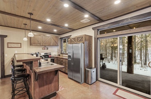Last Chance House | Rising Sun Ranch - Sleeps 20, Hot Tub, Game Room, 35mi Yellowstone!
