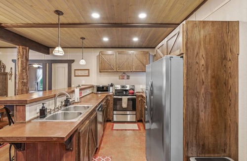 Last Chance House | Rising Sun Ranch - Sleeps 20, Hot Tub, Game Room, 35mi Yellowstone!