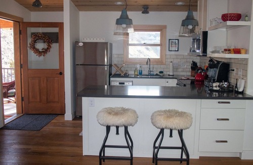 Gardiner Apartment | Rive Gauche -Waterfront Studio Apartment in Gardiner Just Outside Yellowstone