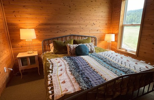 Swan Valley House | Riverfront Bliss: Unwind in a Serene Cabin on the South Fork of the Snake River
