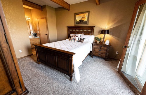 White Bird Bed & Breakfast | Riverfront Lodge in White Bird, ID – 1BR w/Panoramic Views & Breakfast Unit 7