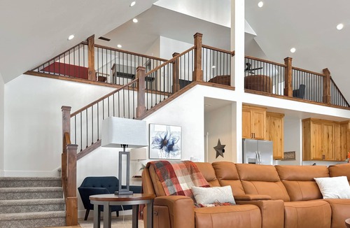 Lava Hot Springs Cabin | Riverside Luxury: Private River Float with Hot Tub and 3 King Suites!