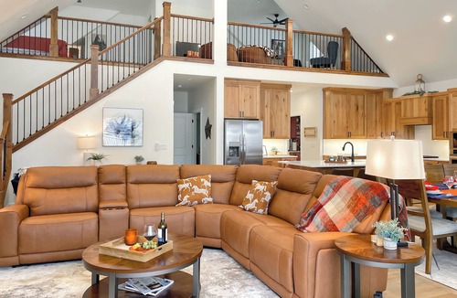Lava Hot Springs Cabin | Riverside Luxury: Private River Float with Hot Tub and 3 King Suites!