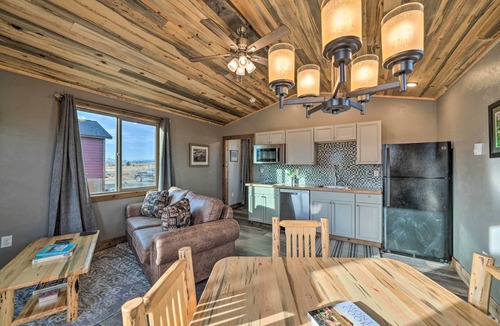 Livingston Cabin | Romantic Gem w/Mtn Views! Day Trip to Yellowstone