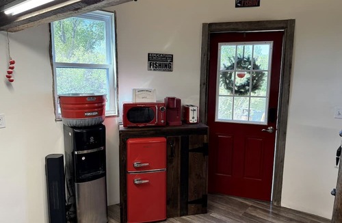 Melrose Cabin | Rustic Silo Cabin with Riverfront Fishing Access near Big Hole River, Montana