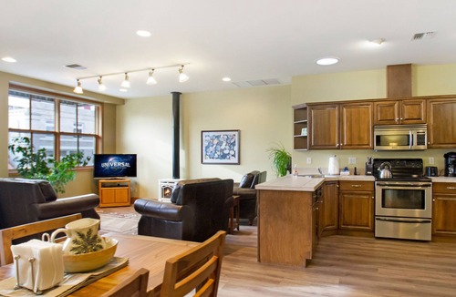 Friday Harbor Condo | San Juan Suites -Conservatory - Pet Friendly!