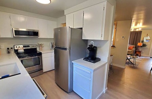 Coeur d'Alene House | Sanders Beach stylish downtown CDA getaway hot tub fire table bikes games