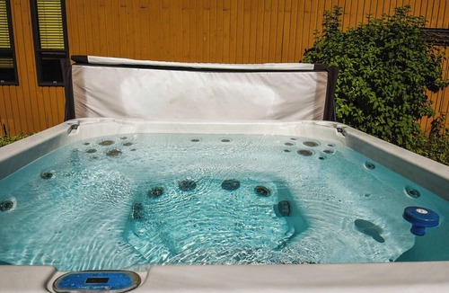 Warm Springs Condo | Sawtooth Condo 25 - Your Nest in the Mountains with Hot Tub Onsite