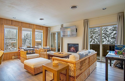 Warm Springs Condo | Sawtooth Ski Condo - Hot Tub + Walk to Ski Slopes!