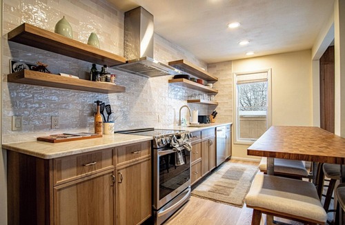 Warm Springs Condo | Sawtooth Ski Condo - Hot Tub + Walk to Ski Slopes!