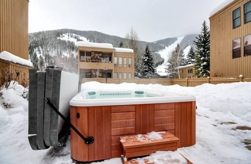 Warm Springs Condo | Sawtooth Ski Condo - Hot Tub + Walk to Ski Slopes!