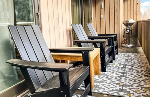 Warm Springs Condo | Sawtooth Ski Condo - Hot Tub + Walk to Ski Slopes!