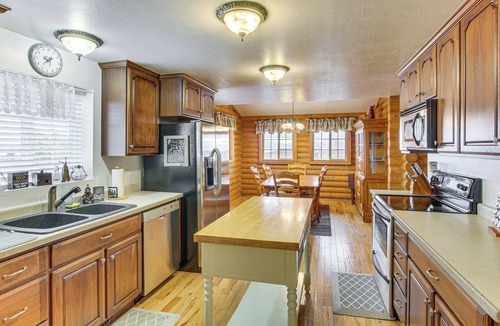 Sweetwater Cabin | Scenic Views & Game Room: Garden City Retreat!