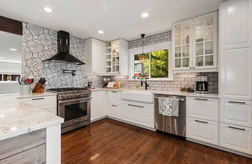 SeaTac House | SEA airport and NW parks 3 Bedrooms central AC hot tub & outdoor living
