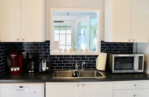 Seaside House | SeaBreeze Bungalow - 1/2 block to beach - Pets OK! Private Home - Fully Fenced