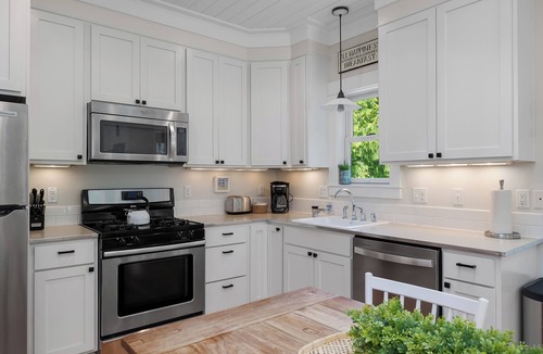 Seabrook House | Seabrook's Beachy Keen, a private hot tub