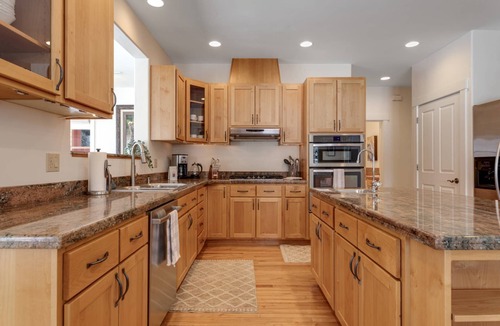 McCall House | SECLUDED LUXURY WATER FRONT RETREAT! Kayak's, Canoe, & SUP's | Huge Deck with BBQ & Outdoor Dining