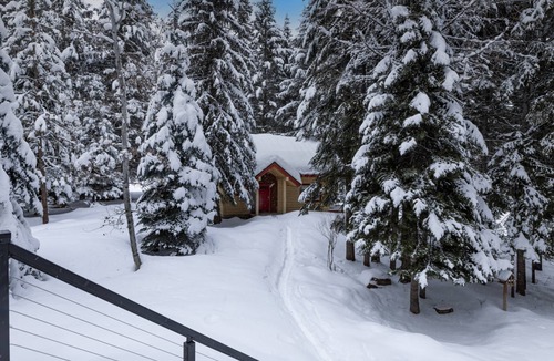 McCall House | SECLUDED LUXURY WATER FRONT RETREAT! Kayak's, Canoe, & SUP's | Huge Deck with BBQ & Outdoor Dining