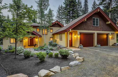 McCall House | SECLUDED LUXURY WATER FRONT RETREAT! Kayak's, Canoe, & SUP's | Huge Deck with BBQ & Outdoor Dining