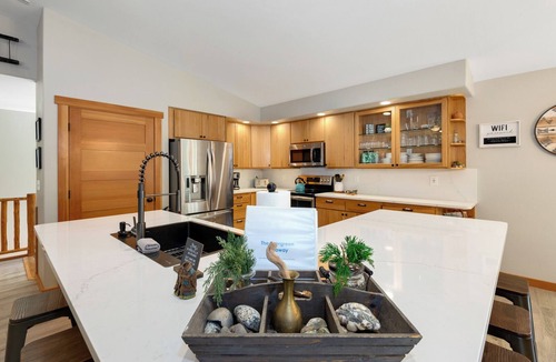 Ronald House | Secluded Pine Cabin with Hot Tub, Pet-Friendly Grounds & Forest Trails