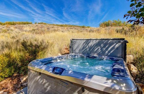 Summit Park House | Serene and Spacious 5BR with Gorgeous Views Hot Tub