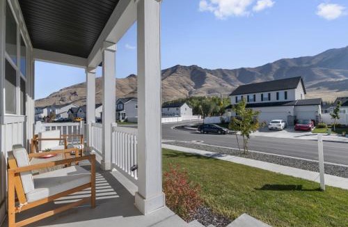 Lake Point House | Serene New Lake Point Home with Views