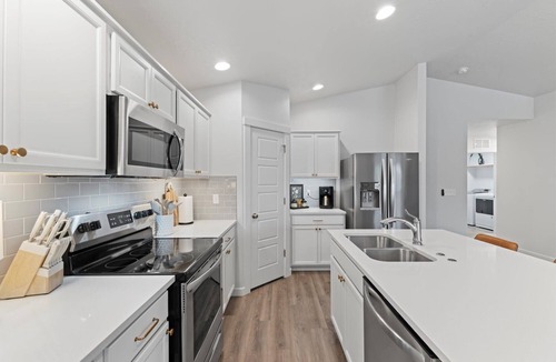 Meridian House | Single-level 4BR near Wahooz with game garage and outdoor fire pit