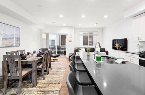 People's Freeway House | Ski Haven in the City -Spacious and Clean Townhome