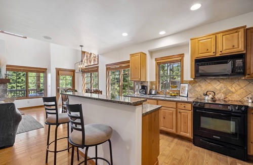 Tamarack Resort House | Ski in/out to Buttercup Chairlift, pet-friendly, hot tub, garage