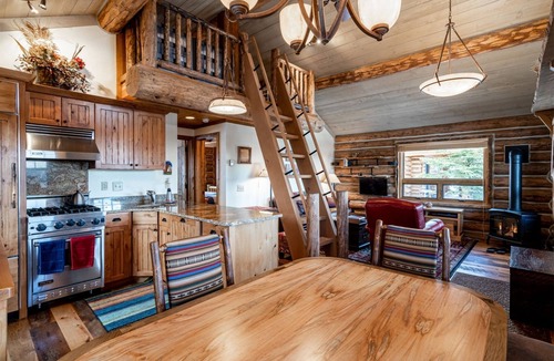 Big Sky Cabin | Ski-in/Ski-out from the Door! "Gold Rush" Cowboy Heaven Cabin w/Loft, Hot Tub
