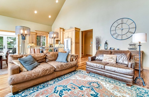 Hyak Cabin | Ski-in/ski-out cabin with mountain-view deck, fireplace- walk to lifts