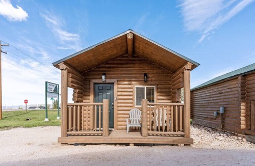 St. Charles Cabin | Ski Mini Cabin w/AC, Fire Pit & BBQ!