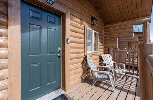 St. Charles Cabin | Ski Mini Cabin w/AC, Fire Pit & BBQ!