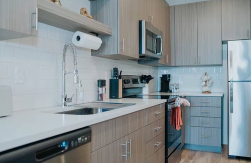 People's Freeway Apartment | Ski Resorts with Free Parking. 1 MIN Walk To TRAX!